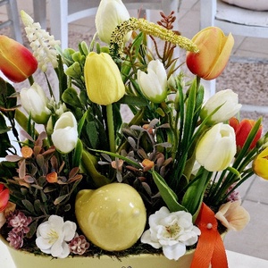 Sárga bádogtál tavaszi asztaldísz  - otthon & életmód - dekoráció - asztal és polc dekoráció - asztaldísz - Meska.hu