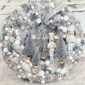 Elegáns ezüst Diótörő karácsonyi ajtódísz, Karácsony, Karácsonyi lakásdekoráció, Karácsonyi ajtódíszek, Virágkötés, MESKA