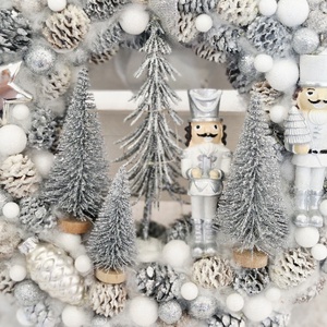 Elegáns ezüst Diótörő karácsonyi ajtódísz - karácsony - karácsonyi lakásdekoráció - karácsonyi ajtódíszek - Meska.hu