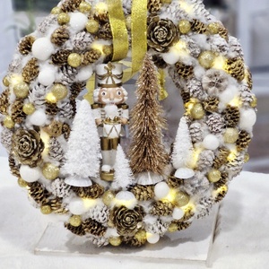 Elegáns, arany Diótörő karácsonyi ajtódísz - Meska.hu