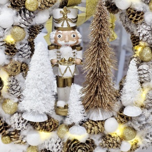 Elegáns, arany Diótörő karácsonyi ajtódísz - karácsony - karácsonyi lakásdekoráció - karácsonyi ajtódíszek - Meska.hu