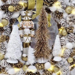 Elegáns, arany Diótörő karácsonyi ajtódísz - karácsony - karácsonyi lakásdekoráció - karácsonyi ajtódíszek - Meska.hu