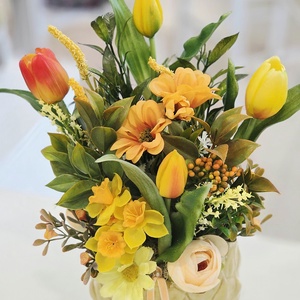 Sárga kaspós tulipános tavaszi asztaldísz  - otthon & életmód - dekoráció - asztal és polc dekoráció - asztaldísz - Meska.hu