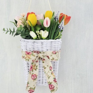 Fehér kosaras színes tavaszi ajtódísz , Otthon & Életmód, Dekoráció, Ajtó- és ablak dekoráció, Ajtódísz & Kopogtató, , MESKA