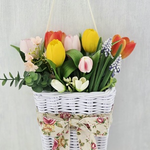 Fehér kosaras színes tavaszi ajtódísz  - otthon & életmód - dekoráció - ajtó- és ablak dekoráció - ajtódísz & kopogtató - Meska.hu