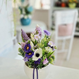 Fehér kaspós lila tavaszi asztaldísz  - Meska.hu