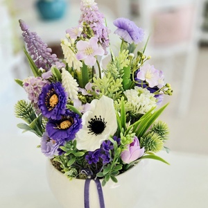 Fehér kaspós lila tavaszi asztaldísz  - otthon & életmód - dekoráció - asztal és polc dekoráció - asztaldísz - Meska.hu