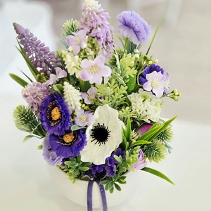 Fehér kaspós lila tavaszi asztaldísz  - otthon & életmód - dekoráció - asztal és polc dekoráció - asztaldísz - Meska.hu