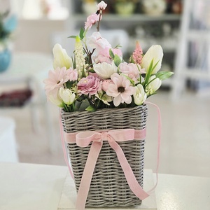 Szürke kosaras rózsaszín tavaszi ajtódísz , Otthon & Életmód, Dekoráció, Ajtó- és ablak dekoráció, Ajtódísz & Kopogtató, Virágkötés, MESKA