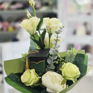 Zöld lizianthus bogyós ballagási csokor - Meska.hu