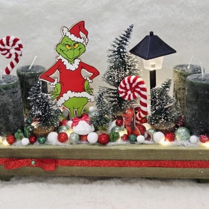 Grincs Talpas faláda adventi asztaldísz , Karácsony, Adventi díszek, Adventi koszorú, Virágkötés, Zöld talpas fa láda díszítve termésekkel, fenyőfákkal, Grincs figurával, és kutyájával, cukorkaboto..., MESKA
