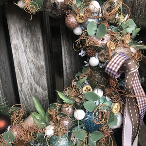 Karácsonyi ajtódísz gömbökkel - karácsony - karácsonyi lakásdekoráció - karácsonyi ajtódíszek - Meska.hu