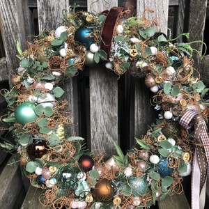 Karácsonyi ajtódísz gömbökkel, Karácsony, Karácsonyi lakásdekoráció, Karácsonyi ajtódíszek, Virágkötés, MESKA