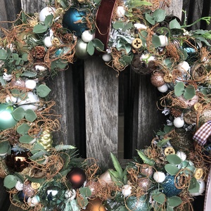 Karácsonyi ajtódísz gömbökkel - karácsony - karácsonyi lakásdekoráció - karácsonyi ajtódíszek - Meska.hu