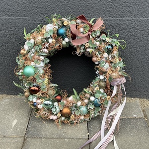 Karácsonyi ajtódísz gömbökkel - karácsony - karácsonyi lakásdekoráció - karácsonyi ajtódíszek - Meska.hu