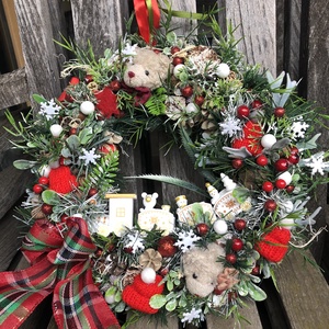 Karácsonyi ajtókopogtató macikkal, vonattal, sapikkal, Karácsony, Karácsonyi lakásdekoráció, Karácsonyi ajtódíszek, Virágkötés, MESKA