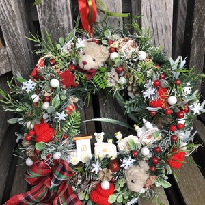 Karácsonyi ajtókopogtató macikkal, vonattal, sapikkal - karácsony - karácsonyi lakásdekoráció - karácsonyi ajtódíszek - Meska.hu