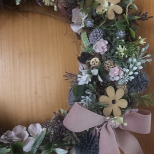 Kedves ajtódísz favirágokkal - otthon & életmód - dekoráció - ajtó- és ablak dekoráció - ajtódísz & kopogtató - Meska.hu