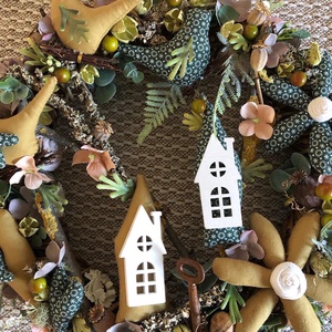 Ajtódísz textil díszekkel - otthon & életmód - dekoráció - ajtó- és ablak dekoráció - ajtódísz & kopogtató - Meska.hu