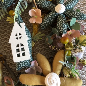 Ajtódísz textil díszekkel - otthon & életmód - dekoráció - ajtó- és ablak dekoráció - ajtódísz & kopogtató - Meska.hu