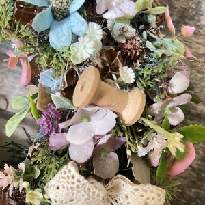 Ajtódísz/kopogtató kisvirágokkal - otthon & életmód - dekoráció - ajtó- és ablak dekoráció - ajtódísz & kopogtató - Meska.hu