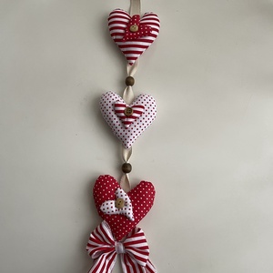 Lakásdekorációk textil szivecskékből - otthon & életmód - dekoráció - ajtó- és ablak dekoráció - ajtódísz & kopogtató - Meska.hu