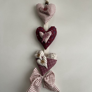 Lakásdekorációk textil szivecskékből - otthon & életmód - dekoráció - ajtó- és ablak dekoráció - ajtódísz & kopogtató - Meska.hu