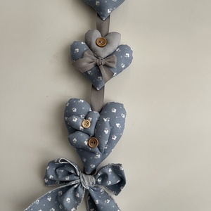 Lakásdekorációk textil szivecskékből - otthon & életmód - dekoráció - ajtó- és ablak dekoráció - ajtódísz & kopogtató - Meska.hu