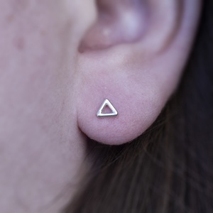 Apró háromszög alakú ezüst fülbevaló - ékszer - fülbevaló - pötty fülbevaló - Meska.hu