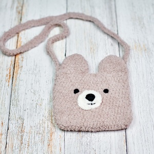 KÉSZTERMÉK -  Horgolt MACI oldaltáska, mackós crossbody gyerekeknek - táska & tok - kézitáska & válltáska - vállon átvethető táska - Meska.hu