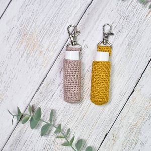 Horgolt ajakápoló tartó, karabineres táskadísz - táska & tok - kulcstartó & táskadísz - kulcstartó - Meska.hu