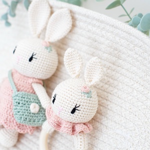 Nyuszis babaköszöntő szett - horgolt nyuszi + rágóka/csörgő egyben - játék & sport - plüssállat & játékfigura - nyuszi - Meska.hu