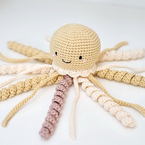 Horgolt KÖZEPES homokszínű polip - játék & sport - babalátogató ajándékcsomag - Meska.hu Horgolt KÖZEPES homokszínű polip - játék & sport - babalátogató ajándékcsomag - Meska.hu