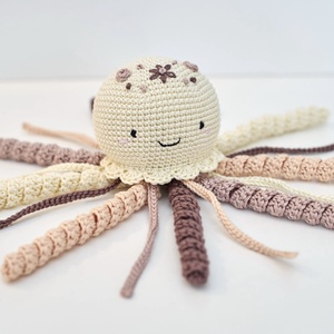 Horgolt NAGY polip virághímzéssel krém/barna  - játék & sport - babalátogató ajándékcsomag - Meska.hu Horgolt NAGY polip virághímzéssel krém/barna  - játék & sport - babalátogató ajándékcsomag - Meska.hu