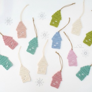 Mesebeli házikók - horgolt karácsonyfadísz, ajándékkísérő 6db/csom - karácsony - karácsonyi lakásdekoráció - karácsonyfadíszek - Meska.hu