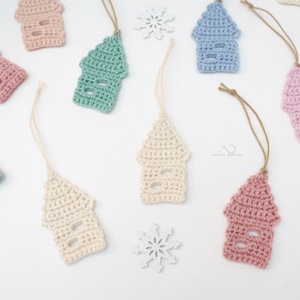 Mesebeli házikók - horgolt karácsonyfadísz, ajándékkísérő 6db/csom - karácsony - karácsonyi lakásdekoráció - karácsonyfadíszek - Meska.hu