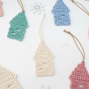 Mesebeli házikók - horgolt karácsonyfadísz, ajándékkísérő 6db/csom - karácsony - karácsonyi lakásdekoráció - karácsonyfadíszek - Meska.hu