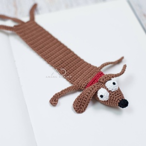 Horgolt könyvjelző, TACSKÓ - barna  - könyv & zene - könyvjelző - Meska.hu