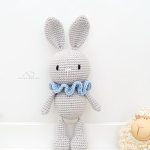 Horgolt galléros nyuszi, alvópajtás, Játék & Sport, Plüssállat & Játékfigura, Nyuszi, Horgolás, Hímzés, MESKA