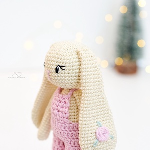 Horgolt nyuszi lógó fülekkel, virághímzéssel, Játék & Sport, Plüssállat & Játékfigura, Nyuszi, Horgolás, Hímzés, MESKA