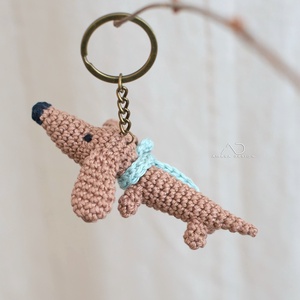 Horgolt tacskó kulcstartó - barna - akár ajándékkísérővel is - táska & tok - kulcstartó & táskadísz - kulcstartó - Meska.hu