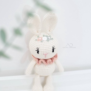 Horgolt galléros nyuszi virághímzéssel - játék & sport - plüssállat & játékfigura - nyuszi - Meska.hu