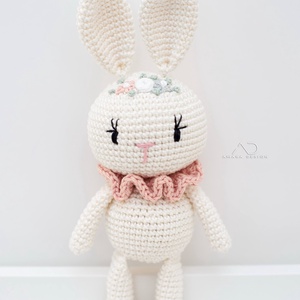 Horgolt galléros nyuszi virághímzéssel - játék & sport - plüssállat & játékfigura - nyuszi - Meska.hu