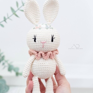 Horgolt galléros nyuszi virághímzéssel, Játék & Sport, Plüssállat & Játékfigura, Nyuszi, Horgolás, Hímzés, MESKA