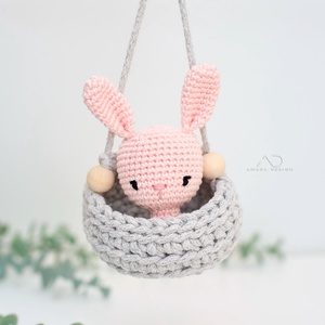 LIMITÁLT - ZsebAmara MINI nyuszi akasztható kosárkával, húsvéti csomag, Játék & Sport, Plüssállat & Játékfigura, Nyuszi, Horgolás, Hímzés, MESKA