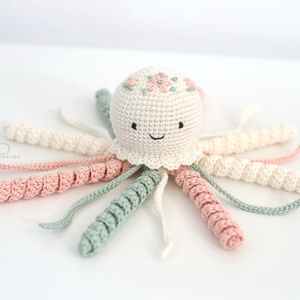 Horgolt KÖZEPES natúr polip virághímzéssel - egyedi színkombinációkban is - baba - mama - babalátogató ajándékcsomag - Meska.hu