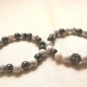 AKCIÓ - Szürke-fehér ásvány karkötő pár, hematit - howlit (magnezit) ásványkarkötő, féldrágakő karkötő szett -  - Meska.hu