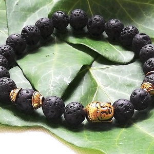 Lávakő ásványkarkötő, aromaterápiás ásványkarkötő arany színű Buddha díszítéssel, egyedi ásványkarkötő - ékszer - karkötő - gyöngyös karkötő - Meska.hu