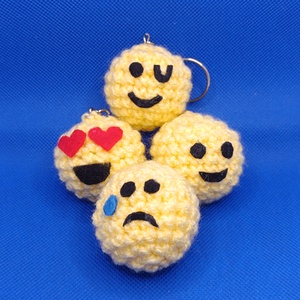 Horgolt smiley kulcstartó - vidám/szomorú/kacsintó/szerelmes, Táska & Tok, Kulcstartó & Táskadísz, Kulcstartó, Horgolás, MESKA