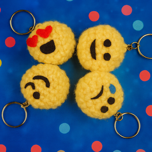 horgolt smiley kulcstartó - vidám/szomorú/kacsintó/szerelmes - táska & tok - kulcstartó & táskadísz - kulcstartó - Meska.hu